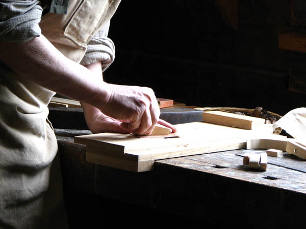 Nacemos de la influencia y formación  heredada en el sector de la <strong>carpintería de madera y ebanistería  en Coria.</strong>